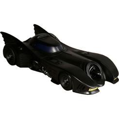 Una silueta negra recorre tu estantería con un porte imponente: la figura del Batmóvil de Batman 1989 de la línea Universe DC Comics mide 30 cm de largo, 12 cm de ancho y 8 cm de alto,