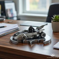 Potencia icónica para tu vitrina: esta Figura Batmóvil Batman 21 cm recrea el coche más legendario de Gotham con un modelado minucioso en resina y un acabado metálico que resalta cada línea del motor, las aletas traseras