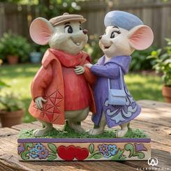 La figura Bernard y Bianca parece detener una escena íntima justo antes de que cobre vida. Dos pequeñas siluetas, apenas 11 cm de altura, concentran ternura, aventura y ese encanto artesanal que convierte una pieza decorativa en recuerdo visible.