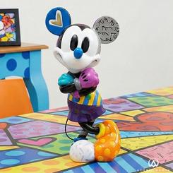 El icono más universal de Disney se reinventa con una explosión de color y creatividad en esta figura de gran impacto visual firmada por Romero Britto. 