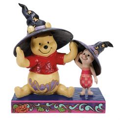 Celebra la alegría de Halloween con esta encantadora figura de Jim Shore que presenta a Winnie the Pooh y Piglet. Ambos amigos llevan sombreros de bruja y, tomados de la mano