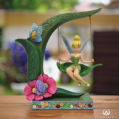 Suspendida en la Magia Primaveral, la icónica Tinker Bell disfruta de un columpio floral en esta encantadora figura. Formando parte de la colección Disney Traditions de Jim Shore, esta pieza captura a la traviesa hada de Peter Pan
