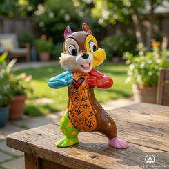 El color parece moverse alrededor de Chip en esta mini figura Disney Britto Chip, como si el personaje hubiera saltado del dibujo clásico a una pieza de arte pop. La mini figura Disney Britto Chip concentra en solo 9 cm una presencia alegre, moderna