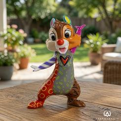 La mini figura Disney Britto Dale entra por los ojos con una explosión de color imposible de ignorar. Esta mini figura Disney Britto Dale transforma al travieso personaje de Disney en una pieza pop art alegre, compacta y con mucha presencia visual.