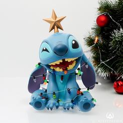 Celebra la magia de la Navidad con la Figura Christmas Stitch de Disney Showcase. Este encantador regalo esencial para amantes de Disney captura la esencia festiva de Stitch, con una altura de 19 cm
