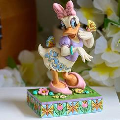 Daisy Duck celebra la alegría de la primavera en esta encantadora figura de la colección Disney Traditions de Jim Shore. La novia super linda de Donald Duck,
