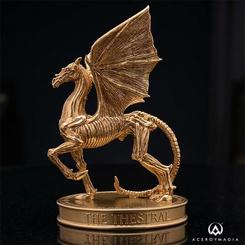 Hay piezas que no solo decoran, también transmiten presencia, misterio y ese universo inconfundible que convirtió a Harry Potter en una saga inolvidable. La figura Harry Potter Thestral de Warner Bros destaca por su estética poderosa 
