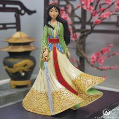 Esta imponente figura de Jim Shore captura la esencia de Mulan, la princesa que desafió las normas con valentía y honor. Vestida con su atuendo más elegante y portando una espada que simboliza su fortaleza interior