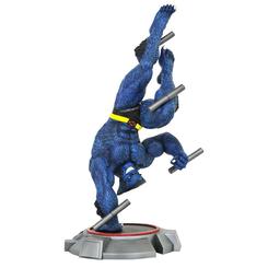 Déjate cautivar por la fuerza y la gracia felina del Profesor Hank McCoy con la estatua X-Men Marvel Comic Gallery de Beast, un diorama de 25?cm que retrata al héroe azul esquivando proyectiles en la emblemática 