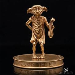 Hay piezas que no solo decoran, sino que transforman al instante cualquier rincón con personalidad propia, y esta figura Dobby Harry Potter consigue ese efecto desde el primer vistazo.