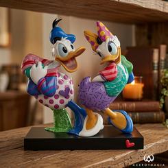 El color estalla con intención en esta figura Donald y Daisy Love Disney Britto de 17 cm, una pieza que convierte la complicidad del dúo en puro pop art. Donald y Daisy aparecen llenos de energía, con una composición dinámica que transmite movimiento