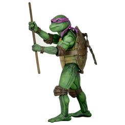 Potencia tu colección con esta imponente figura de Donatello de las Tortugas Ninja, elaborada en PVC de alta resistencia y con una altura de 42 cm (escala 1:4) que realza cada músculo y detalle de su diseño. 