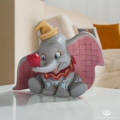 Sosteniendo un corazón con su trompa, el adorable elefante volador, Dumbo, sonríe dulcemente en esta encantadora creación de Jim Sore. Con un bonito mosaico en las orejas y un diseño