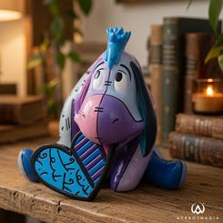 El gesto melancólico de Eeyore se transforma aquí en una explosión de color inesperada. Esta figura Eeyore Disney Britto reinterpreta al entrañable personaje de Winnie the Pooh con un lenguaje pop, alegre y muy reconocible