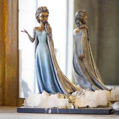 Una pieza excepcional que representa a la Princesa Elsa de la Reina de las Nieves. Esta figura fue esculpida por Manel Vidal Torrens y fabricada por Ebano en Barcelona, ??España.