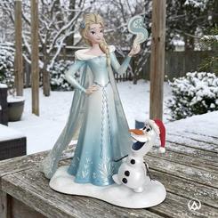 Un toque de magia invernal cobra vida con esta figura de Elsa y Olaf, elaborada en resina de alta calidad y cuidada al detalle para transmitir la esencia más encantadora del universo Frozen. 