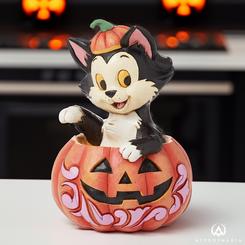 Este adorable diseño de Jim Shore presenta a Figaro, el encantador gato de Disney's Pinocho, asomándose juguetonamente desde el interior de una calabaza tallada en forma de jack-o'-lantern