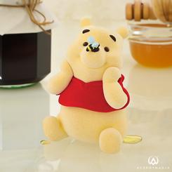 Descubre la encantadora Figura Flocked Winnie the Pooh ha sido creado de una manera completamente nueva por Grand Jester Studios. Esta figurina ha sido flocada, lo que la hace  suave, como si estuvieras sosteniendo al verdadero Winnie the Pooh en tus mano