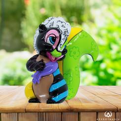 Añade un toque de fantasía a tu colección con la figura Flower Mini de Disney diseñada por Romero Britto. Esta pieza, con una altura de 7,5 cm, un ancho de 8,5 cm y una profundidad de 4,5 cm,