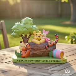 Calidez que abraza la habitación: la Figura Winnie & Friends – “A Brand New Tiny Little Person” reúne a Winnie the Pooh, Piglet y Tigger descansando junto a un tronco con tarro de miel,