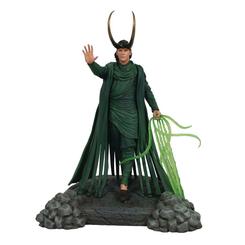 Despierta la majestuosidad del dios del engaño con la estatua Gallery PVC de Loki (God?Loki), una pieza de 28?cm que captura el instante definitivo del episodio final de la segunda temporada de Marvel Studios