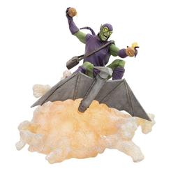 Con aproximadamente 25?cm de altura, este diorama Deluxe de la línea Marvel Comic Gallery plantea al Duende Verde en pleno vuelo sobre su icónico Goblin Glider, envuelto en una cortina de humo 