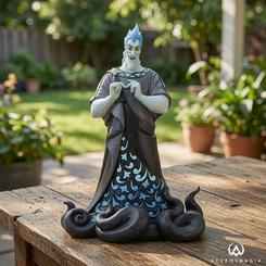 Hay villanos que llenan una vitrina sin necesidad de ocupar media estantería. La figura Disney Traditions Hades concentra la presencia irónica y teatral del personaje en una pieza compacta de 13 cm, pensada para destacar por actitud, diseño y reconocimien