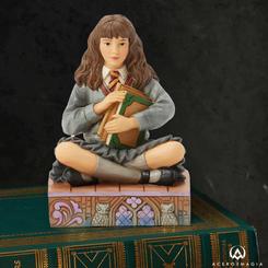 Esta elegante figura de Jim Shore muestra a Hermione Granger sentada en el suelo, sosteniendo un libro con gracia y serenidad. Su expresión reflexiva resalta su intelecto y carisma