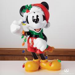 Celebra la temporada festiva con la figura Holiday Mickey de Disney Showcase, un regalo espectacular para los amantes del icónico ratón de Disney. Con más de 30cm de altura, Mickey 