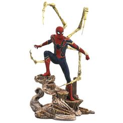 El heroísmo de Peter Parker alcanza un nuevo nivel en esta figura diorama de Iron Spider, inspirada en su aparición en "Avengers: Infinity War". Con una estatura de 23 cm, cada elemento ha sido cuidadosamente esculpido en PVC