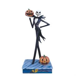 Deleita tus sentidos con este cautivador diseño de Jim Shore que presenta a Jack Skellington, el carismático protagonista de El extraño mundo de Jack. Vestido con su llamativo traje negro y blanc