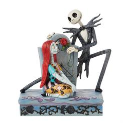 Revive la magia de la historia de amor entre Jack y Sally con esta cautivadora figura de Jim Shore. En una escena encantadora, la pareja poco convencional comparte un momento tierno en el cementerio