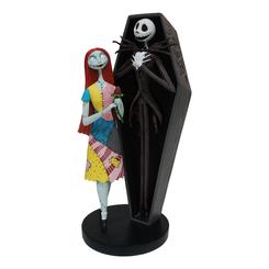 Celebra el romance y la magia espeluznante de "Pesadilla antes de Navidad" con esta encantadora figura de Jack y Sally en su emblemático ataúd. Con una altura de 24 cm