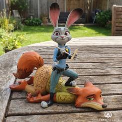 La energía y el ingenio de Zootopia se reflejan en esta escena llena de carácter que une a dos de los personajes más carismáticos del cine de animación. Creada por Jim Shore, esta figura Disney Judy y Nick