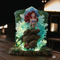 ¡Sumérgete en el mundo mágico de Disney con la impresionante figura de La Sirenita de la línea Showcase Disney Collection! Basada en el clásico de 1989, esta figura es una recreación detallada de Ariel
