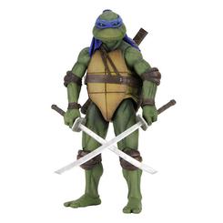 El espíritu del cabecilla cobra vida con la figura articulada de Leonardo de las Tortugas Ninja, que alcanza 42 cm de altura en escala 1:4 y está realizada en PVC de gran resistencia. 