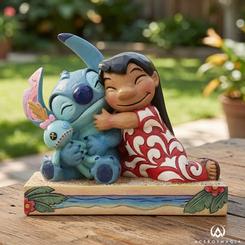 La figura Lilo Stitch y Scrump captura un abrazo que parece más grande que la propia escena. En 12 cm de altura reúne ternura, color y una complicidad inmediata, de esas piezas que encuentran sitio en la memoria antes incluso de llegar a la vitrina.
