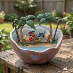 La figura Lilo y Stitch Movie Moment guarda una escena de isla, música y complicidad dentro de una pequeña composición tropical. Entre palmeras, arena y una hamaca amarilla, esta pieza coleccionable convierte un recuerdo de cine en un objeto con presencia