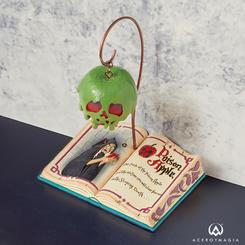 La icónica manzana envenenada de Blancanieves cobra vida de una manera fascinante con el diseño de la manzana malvada de Jim Shore. Esta encantadora pieza muestra el hechizante libro de conjuros abierto