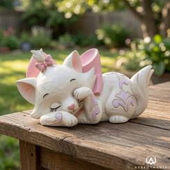 La figura Disney Traditions Marie dormida tiene ese encanto silencioso de las piezas que se descubren mejor de cerca. Esta figura Disney Traditions Marie dormida convierte un gesto cotidiano en una escena delicada