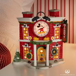 ¡Despierta la magia navideña con el Mickey's Alarm Clock Shop de Disney Village! Este diseño súper divertido, con los colores icónicos de Mickey (rojo, negro, blanco y amarillo), incluye engranajes de relojería esculpidos 