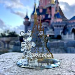 ¡Embellece tu espacio con la encantadora Figura Mickey Castillo Disneyland! Esta cautivadora pieza captura la magia de Disney al presentar a Mickey junto al icónico y magnífico castillo de Disneyland.