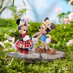 ¡Celebra el amor y la alegría con la encantadora Figura Mickey y Minnie Botánica! Proveniente de la colección floral de Disney Showcase, esta figura presenta a Mickey Mouse luciendo un sombrero de paja mientras mira con deleite a Minnie.