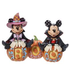 ¡Salta al otoño con tus ratones favoritos, Mickey y Minnie Mouse de Disney! Saltando sobre calabazas talladas que forman la palabra que brilla en la oscuridad ¡Boo! La pareja luce 