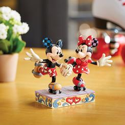 ¡Revive la magia del amor con la encantadora Figura Mickey y Minnie Roller Skating! En esta adorable creación de Jim Shore, la pareja más icónica de Disney, Minnie y Mickey Mouse, patinan juntos de la mano. 