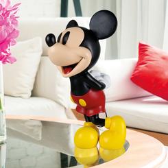 ¡Prepárate para sorprenderte con la nueva colección Disney Showcase! Te presentamos a Mickey Mouse en una pose adorabilísima, con las manos detrás de la espalda. Con colores vibrantes y un tamaño impactante, Mickey será el centro de atención
