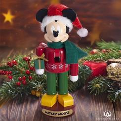 Figura de Mickey Mouse basado en el popular personaje de Walt Disney, esta vez tenemos a Mickey lleno de regalos como si fuera un cascanueces de Navidad. Esta preciosa figura está realizada en resina 