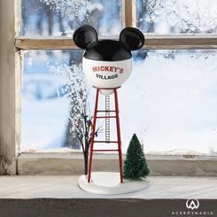 ¡Dale la bienvenida a la magia navideña con la Mickey Water Tower de Disney Village! Esta encantadora pieza licenciada por Disney y creada por Department 56, es perfecta para añadir un toque de alegría y nostalgia a tu decoración navideña. 