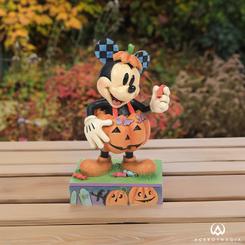 Disfruta de Halloween con la colección Disney Traditions de Jim Shore. Este icónico busto de Mickey Mouse está detallado con una escalofriante escena de un cementerio lleno de calabazas talladas.