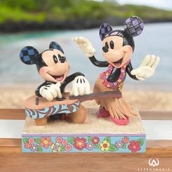 Adéntrate en la belleza pintoresca de Hawái con esta encantadora figura de Mickey y Minnie, creada por el célebre artista Jim Shore. En medio del paraíso tropical, Mickey toca su guitarra mientras Minnie,